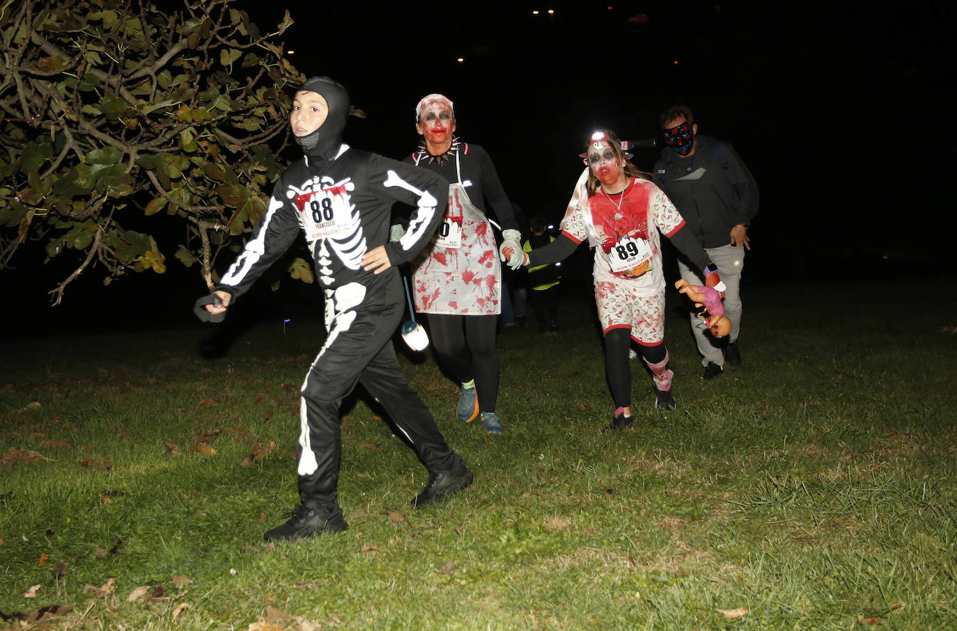 Fotos: Monstruos y zombis en una terrorífica carrera en Gijón