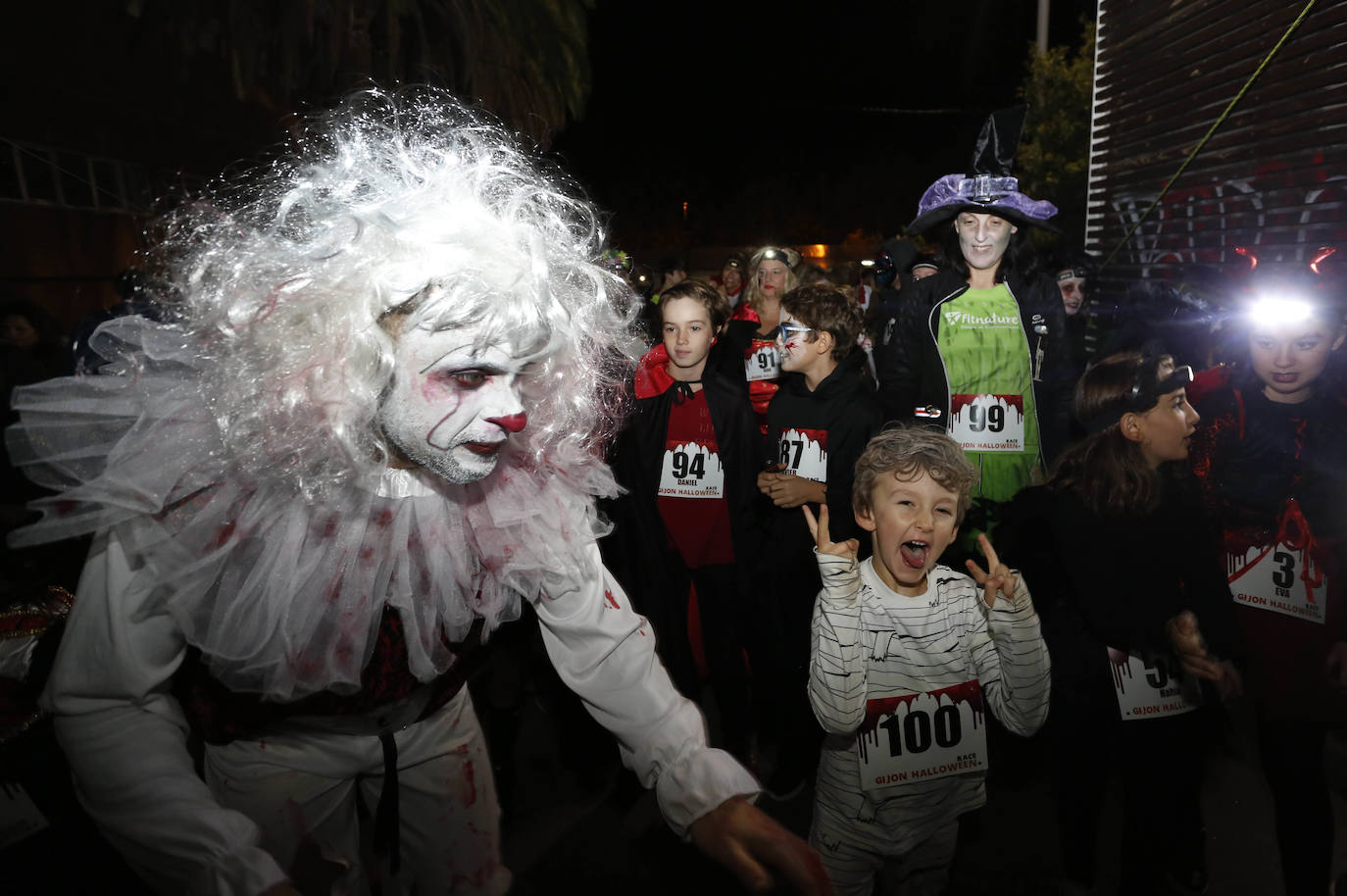 Fotos: Monstruos y zombis en una terrorífica carrera en Gijón