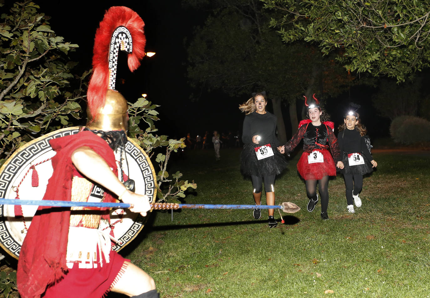 Fotos: Monstruos y zombis en una terrorífica carrera en Gijón