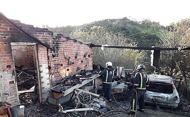 Imagen principal - Operarios de emergencias durante las labores de extinción del fuego.