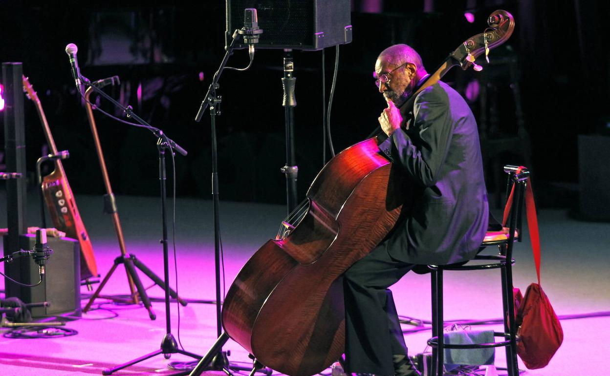 El contrabajista de jazz Ron Carter.