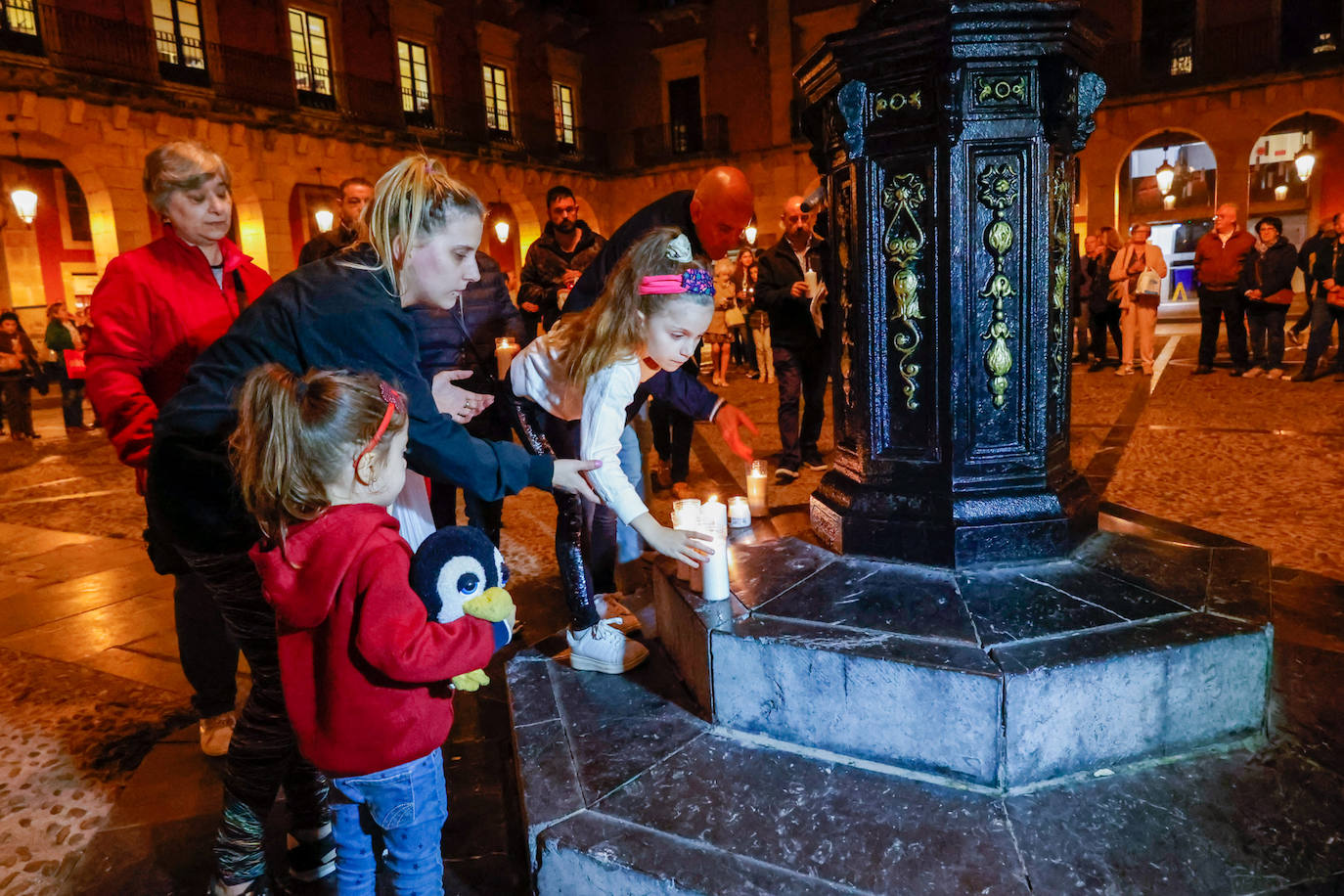 Fotos: Concentración de padres de familia separados en Gijón en memoria de Olivia