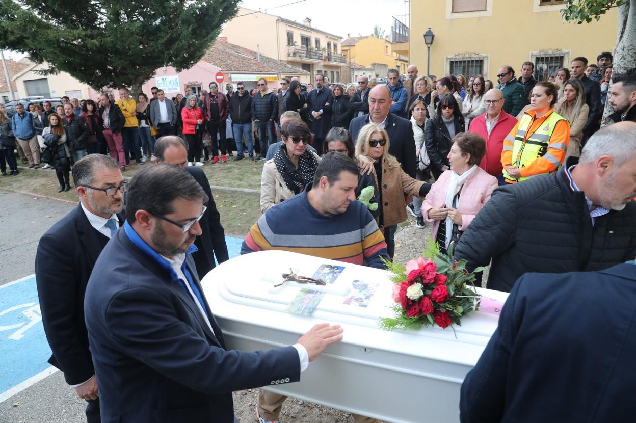 Eugenio García traslada el féretro de su hija al interior de la iglesia acompañado de otros familiares y su abogado. 