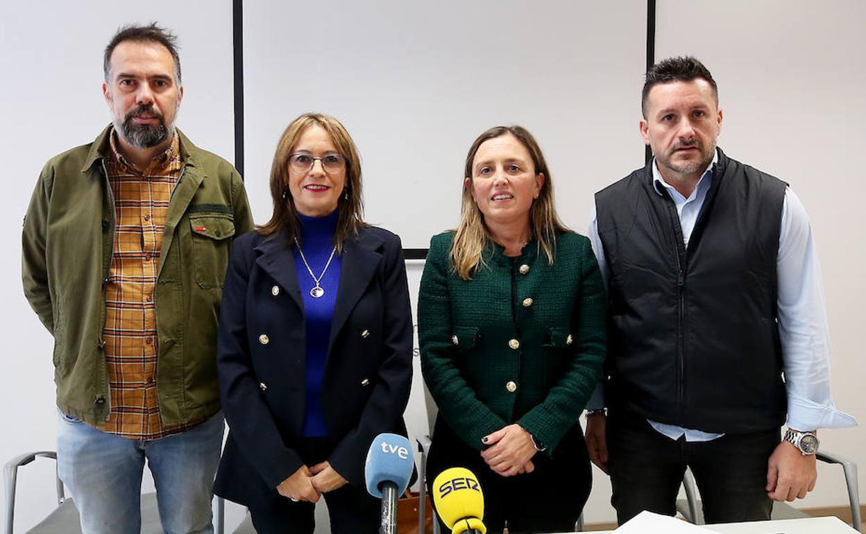 El secretario general CC OO de Asturias, José Manuel Zapico; la diputada de IU Ángela Vallina; la presidenta de la Federación Asturiana de Empresario (Fade), María Calvo; y el secretario general de UGT en Asturias, Javier Fernández Lanero. 