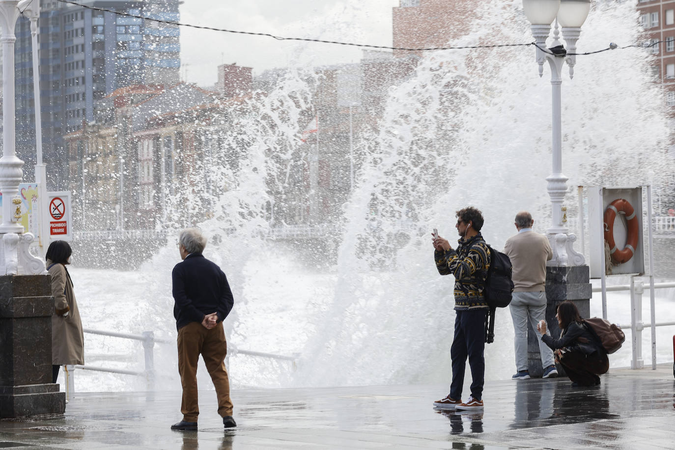 Fotos: Las olas, protagonistas en Gijón