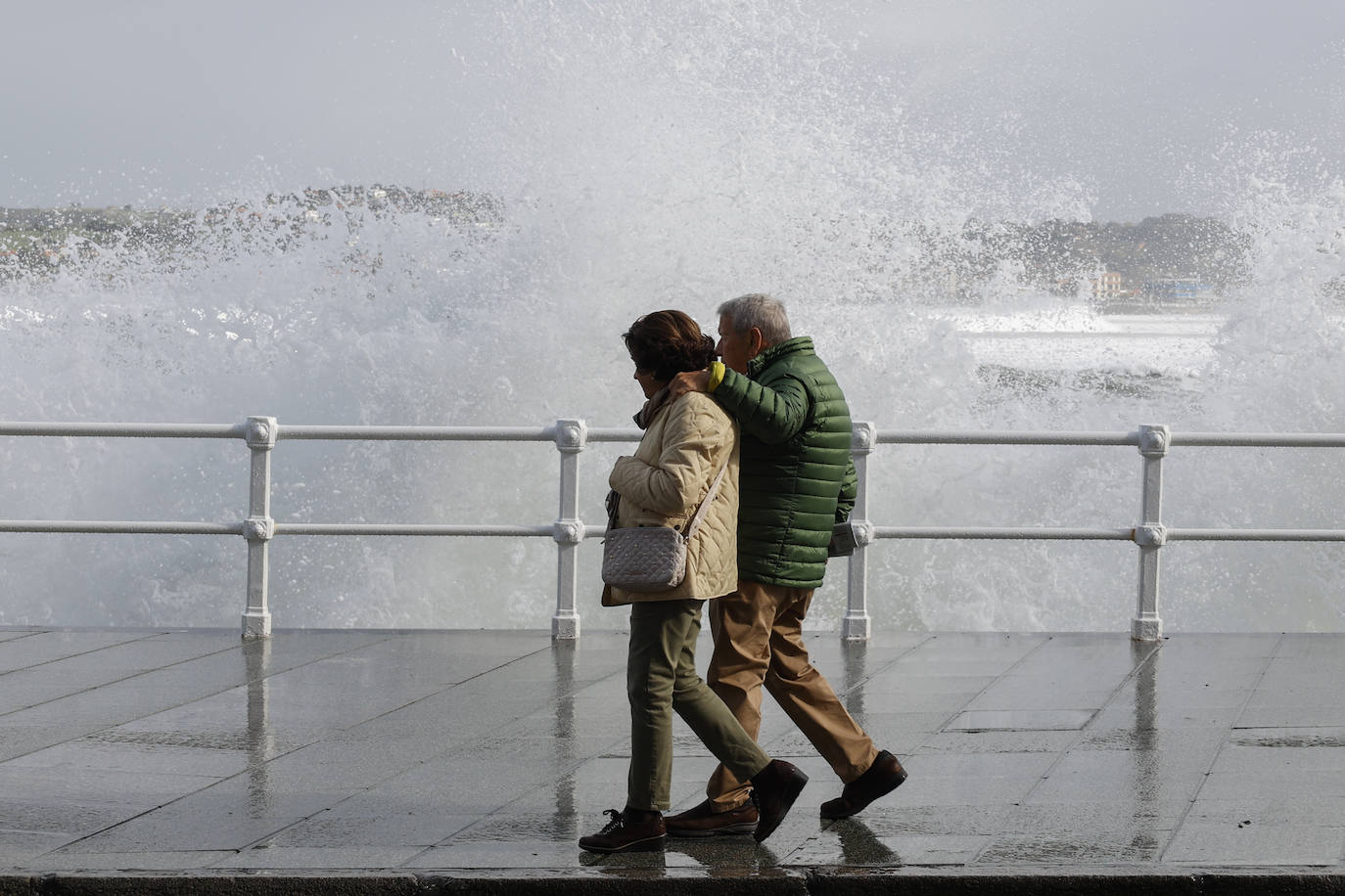 Fotos: Las olas, protagonistas en Gijón