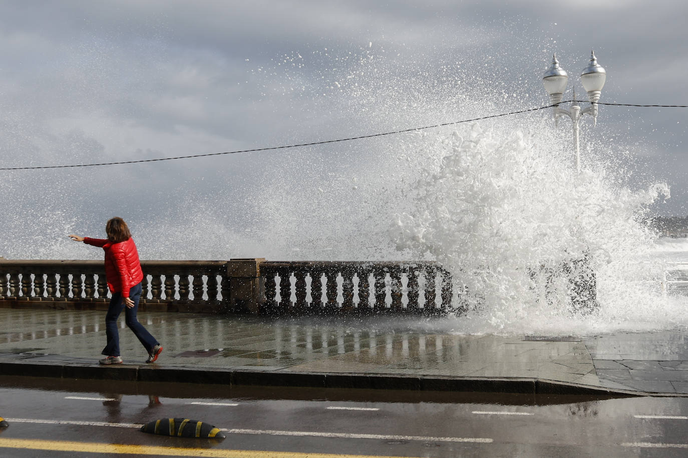 Fotos: Las olas, protagonistas en Gijón