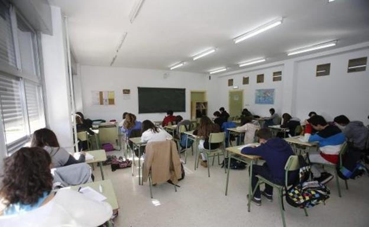 Un aula de un centro escolar de Gijón con alumnos.