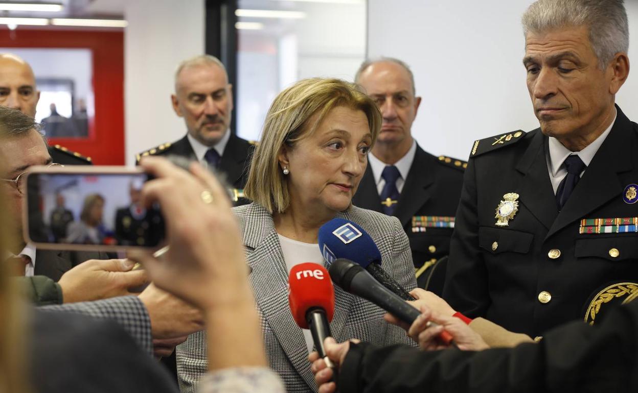 La delegada del gobierno en Asturias Delia losa visita las renovadas instalaciones de la policía Nacional en el Puerto del Musel en Gijón.