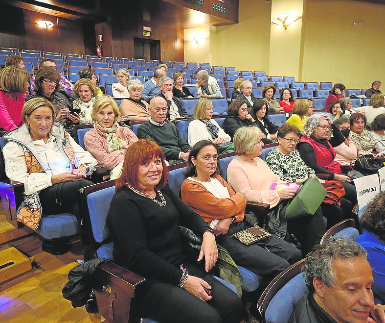 El público asistente al encuentro con el mierense.