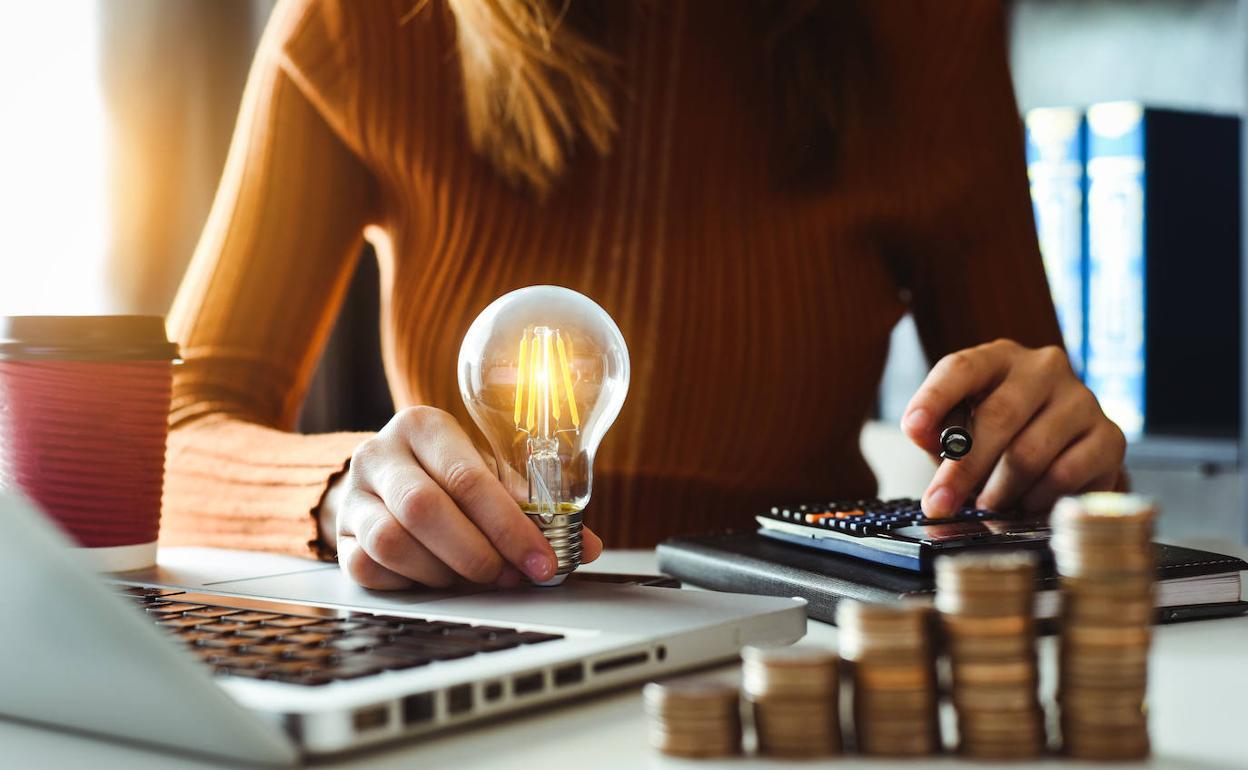 Baja el precio de la luz para este domingo: estas son las horas por menos de cien euros