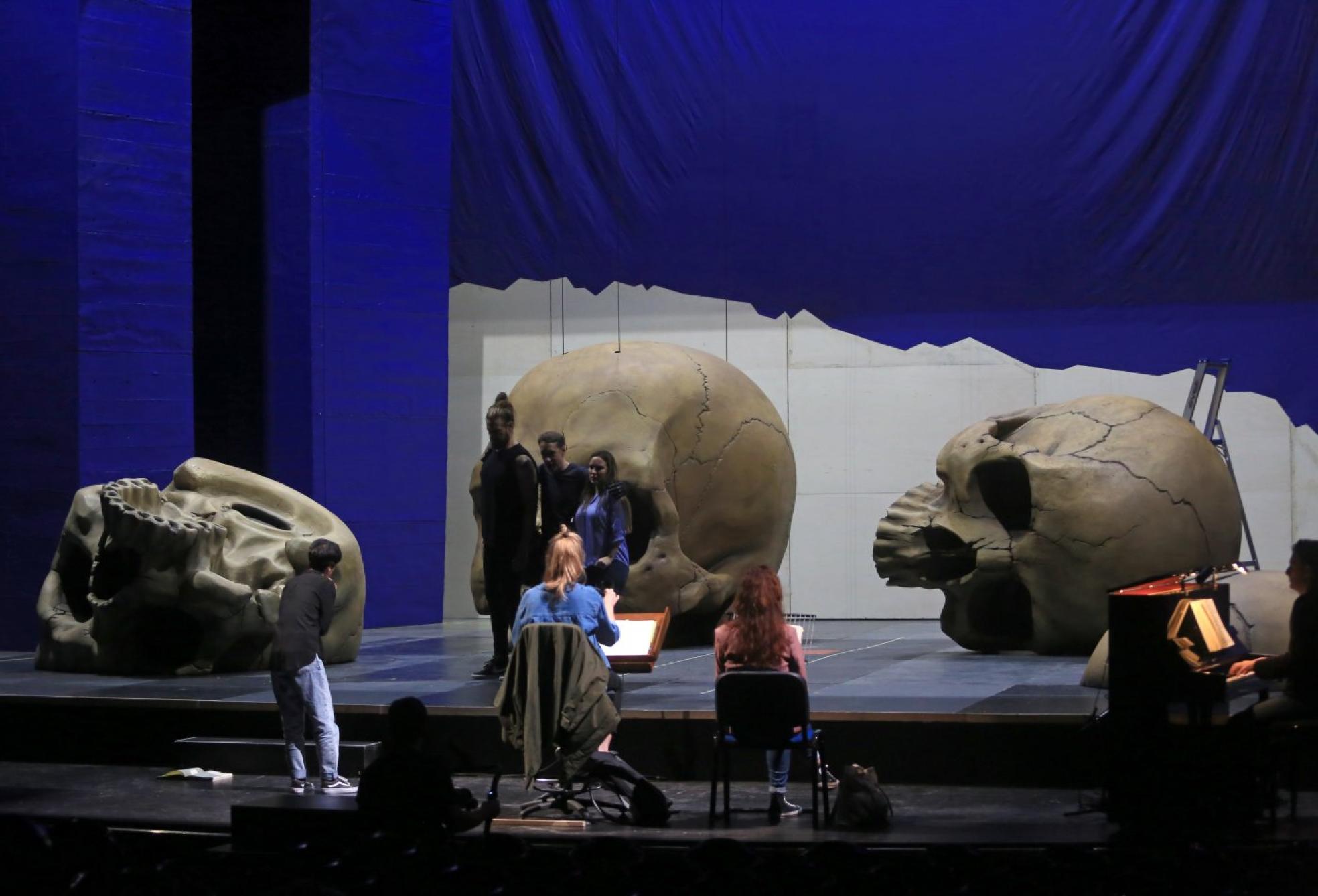 Uno de los ensayos, con Elena Mitrevska al frente de la dirección musical y Marta Eguilior en la dirección de escena. MARIO ROJAS