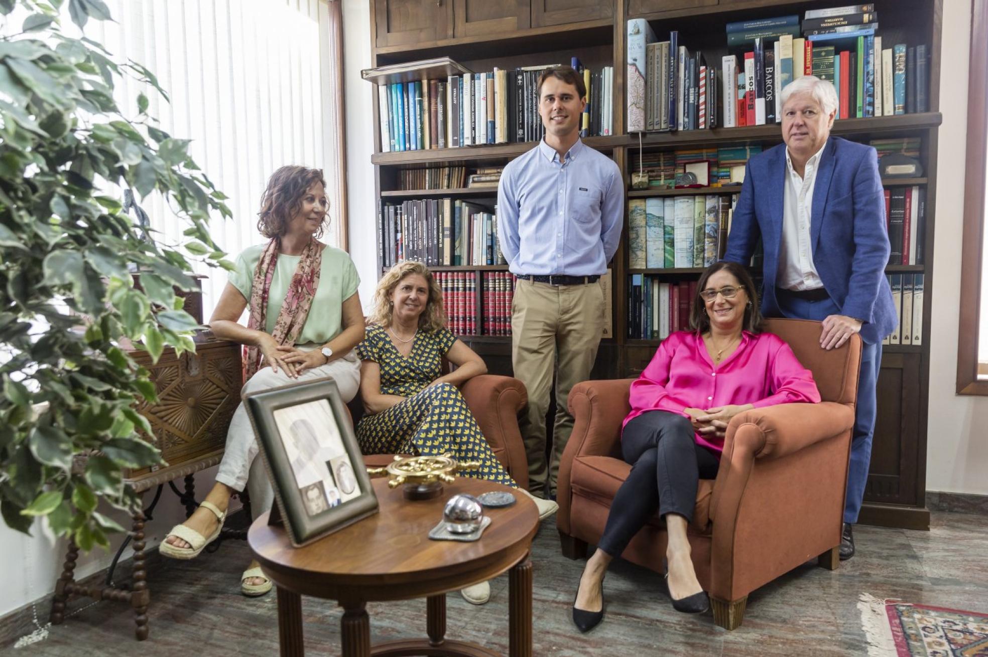 Sentadas, María, Inés y Teresa Fernández Marmiesse; de pie, Pablo Campos-Ansó y Santiago Fernández Marmiesse. 