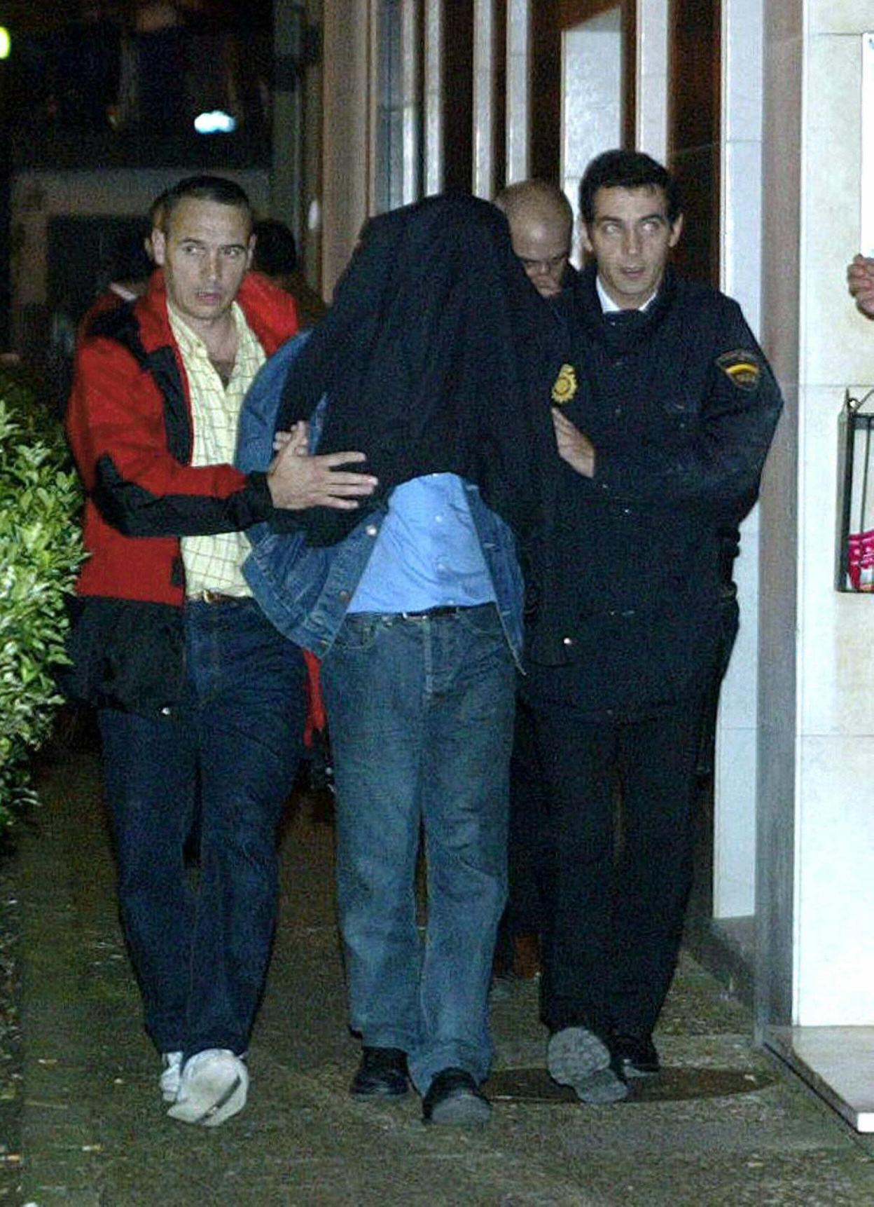 El asesino del profesor sale tapado de la casa el 1 de noviembre de 2001. 
