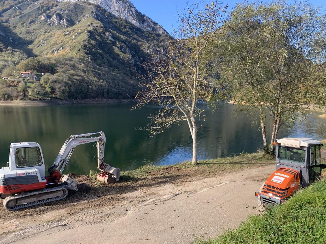 Las máquinas trabajan en el espacio donde su ubicará el hangar para las embarcaciones, junto al embalse de Tanes. 