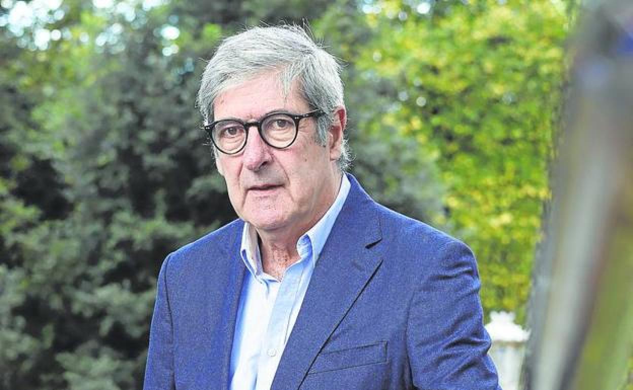 Kepa Aulestia posa en el parque de Doña Casilda de Bilbao.