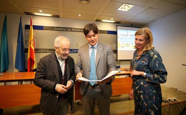 El catedrático Antonio Bahamonde, el consejero de Ciencia, Borja Sánchez, y la directora del Idepa, Eva Pando, repasan la candidatura asturiana.