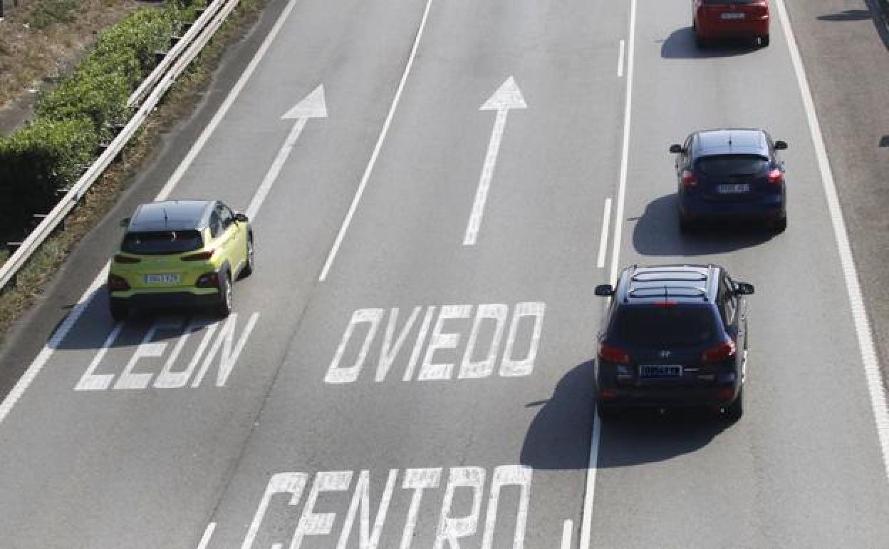 Los coches solo deben utilizar el carril izquierdo para adelantar 