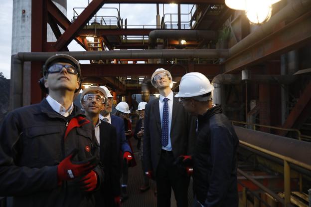 Pablo Fernández, director de la central de Aboño; Indalecio González y Carlos García, de la Fundación Asturiana de la Energía; el alto funcionario de la Comisión Europea Jyri Ylkanen y Rafael Cabañeros, director de Proyectos de Hidrógeno de EdP, durante la visita a la térmica. 