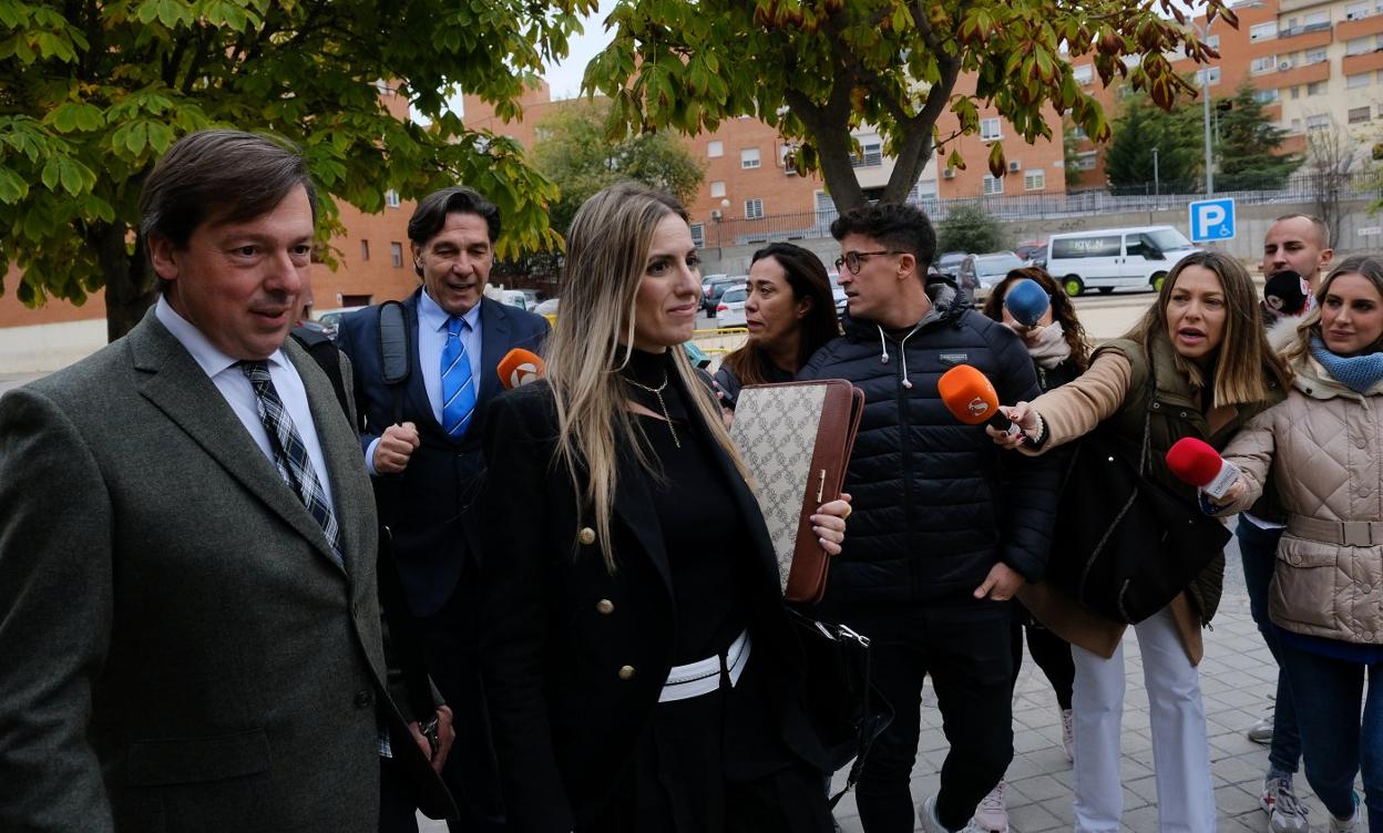 Arancha Palomino, ayer, instantes antes de su declaración, junto a su abogado Francisco Pérez (a la izquierda) y su marido, Luis Lorenzo, detrás. 