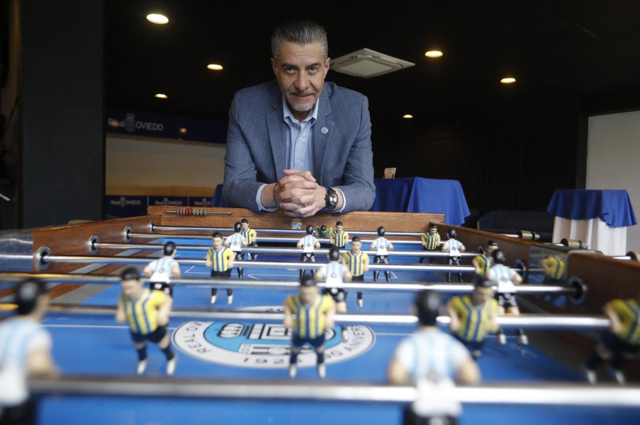 Martín Peláez se apoya en un futbolín con los colores del Real Oviedo.