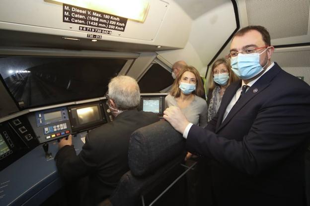 La ministra de Transportes, Raquel Sánchez, junto al presidente del Principado, y María luisa Domínguez, presidenta de Adif, a bordo del tren de viajeros que esta mañana recorrió la variante de Pajares.