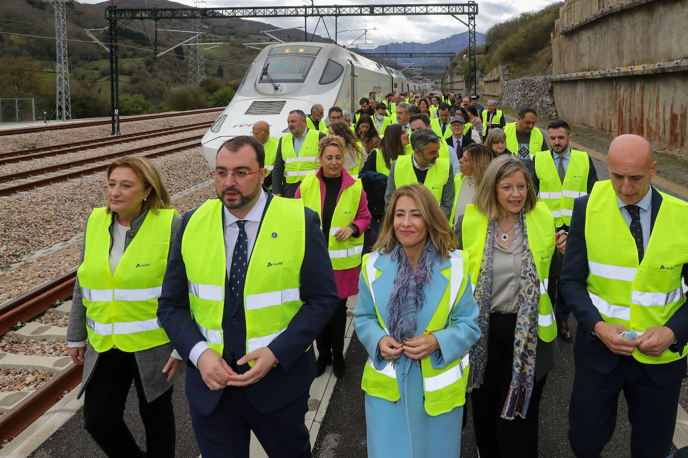 Fotos: Día histórico para Asturias con el primer tren de pasajeros que cruza la variante de Pajares