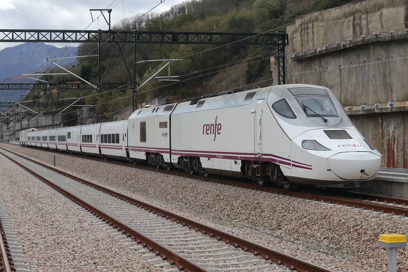 Fotos: Día histórico para Asturias con el primer tren de pasajeros que cruza la variante de Pajares