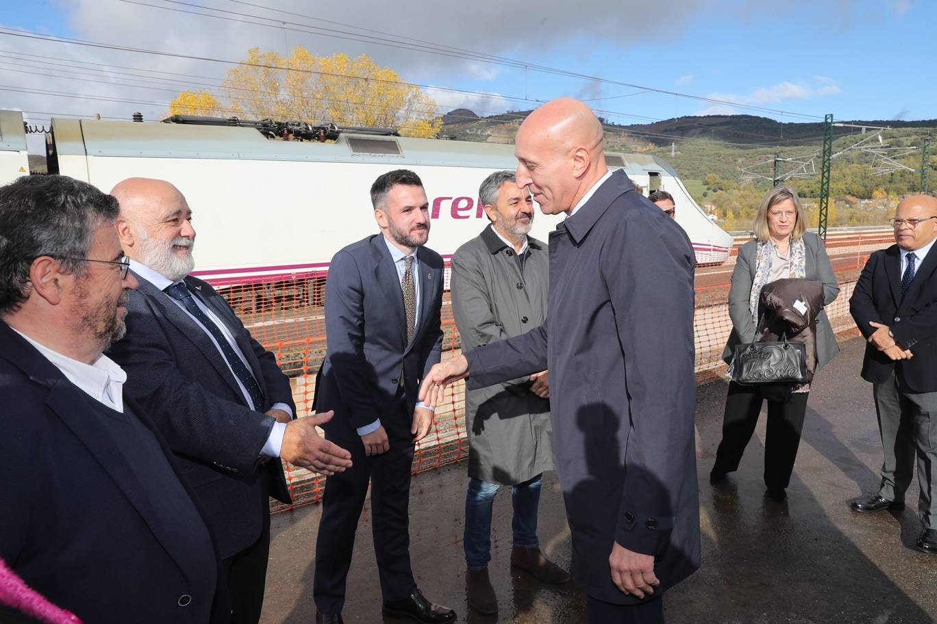 Fotos: Día histórico para Asturias con el primer tren de pasajeros que cruza la variante de Pajares