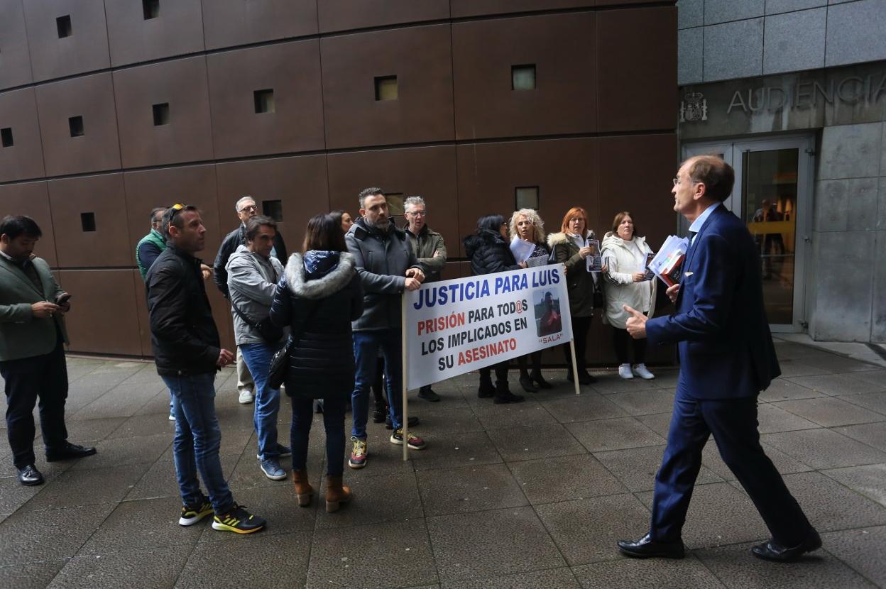 Los hermanos y amigos de Salazar esperan la llegada de la familia del acusado. 