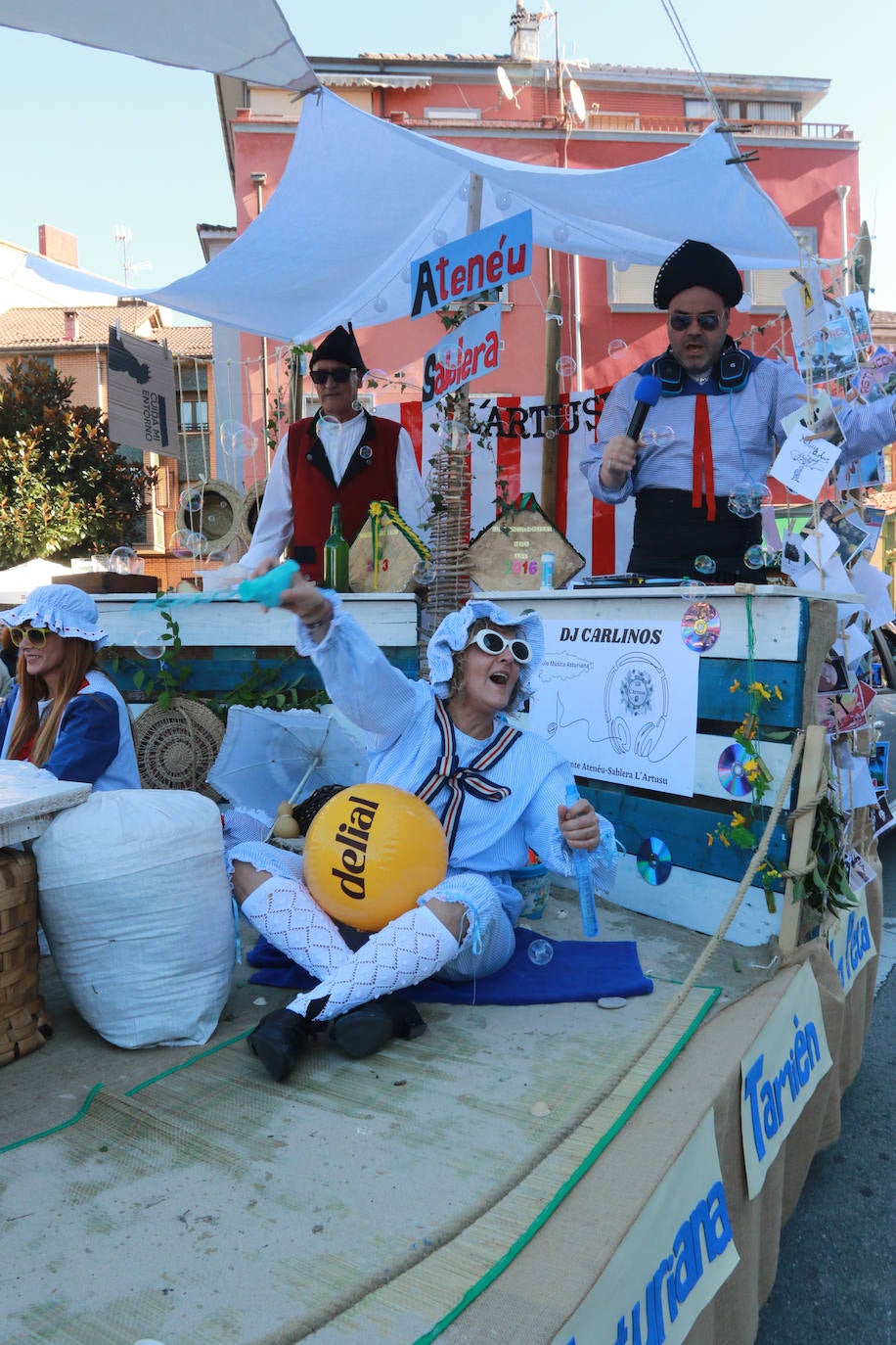 Fotos: La fiesta de los Humanitarios llena las calles de Moreda