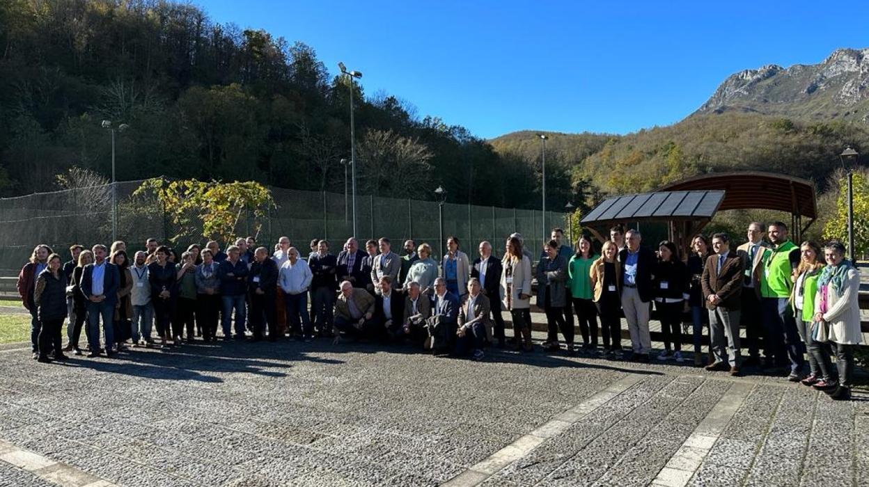 Participantes en las jornadas celebradas en Sobrescobio sobre los pueblos de montaña españoles. 