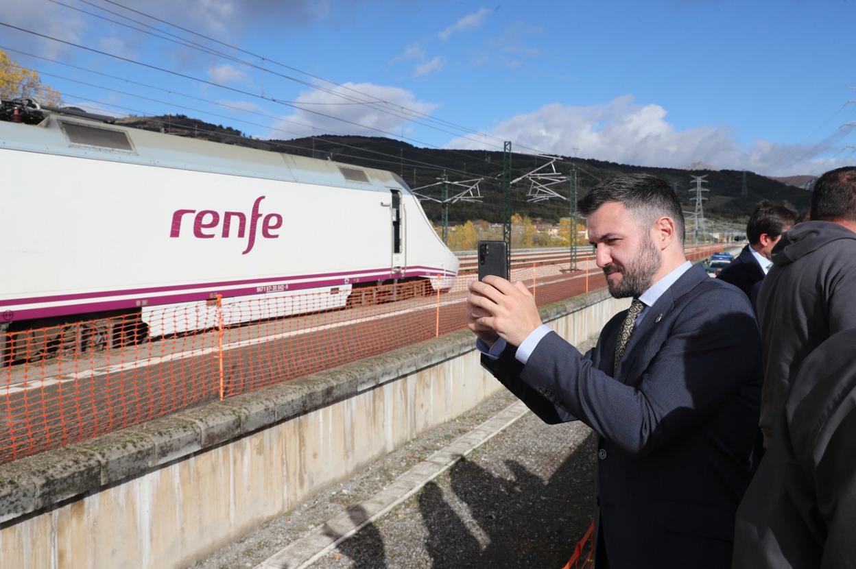 El viceconsejero de Transportes, Jorge García, hace una foto al tren que el jueves realizó el primer viaje con pasajeros por la variante de Pajares. 