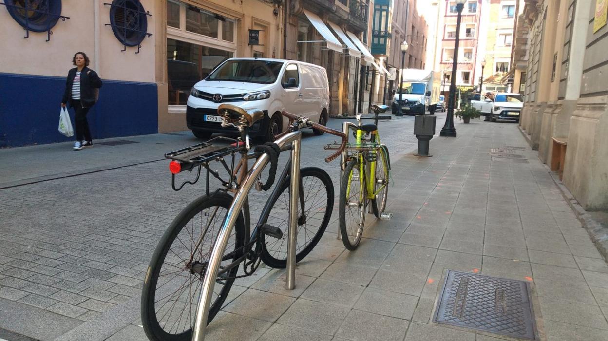 Plataforma única de la calle San Antonio, que los comerciantes plantean como ejemplo para otras vías. 