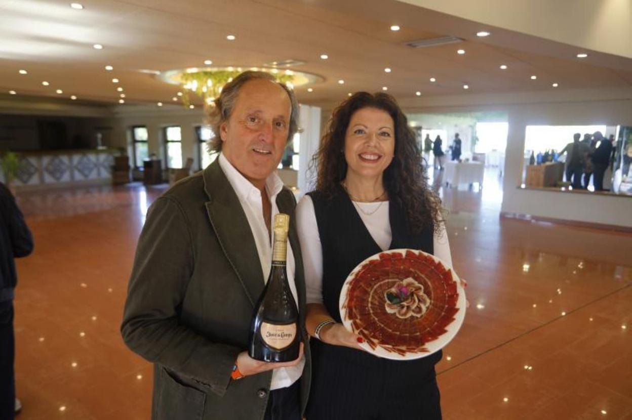  Clásicos. Un cava de Juvé y Camps (en la foto, el Gran Reserva), junto a un plato de jamón recién cortado de Chacinas de Salamanca.