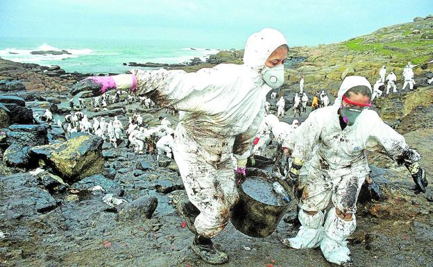 Voluntarios en Muxía en enero de 2003.