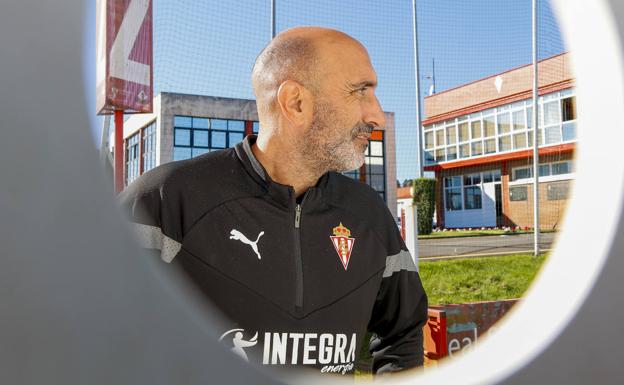 Abelardo, antes de la entrevista con EL COMERCIO, tras el entrenamiento del equipo, posando con el edificio de las oficinas de Mareo y el de los vestuarios al fondo. 