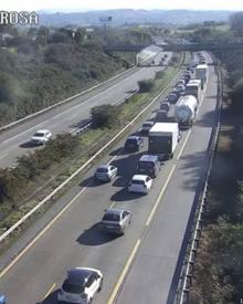 Imagen secundaria 2 - Un camión averiado provoca importantes retenciones en la A-66