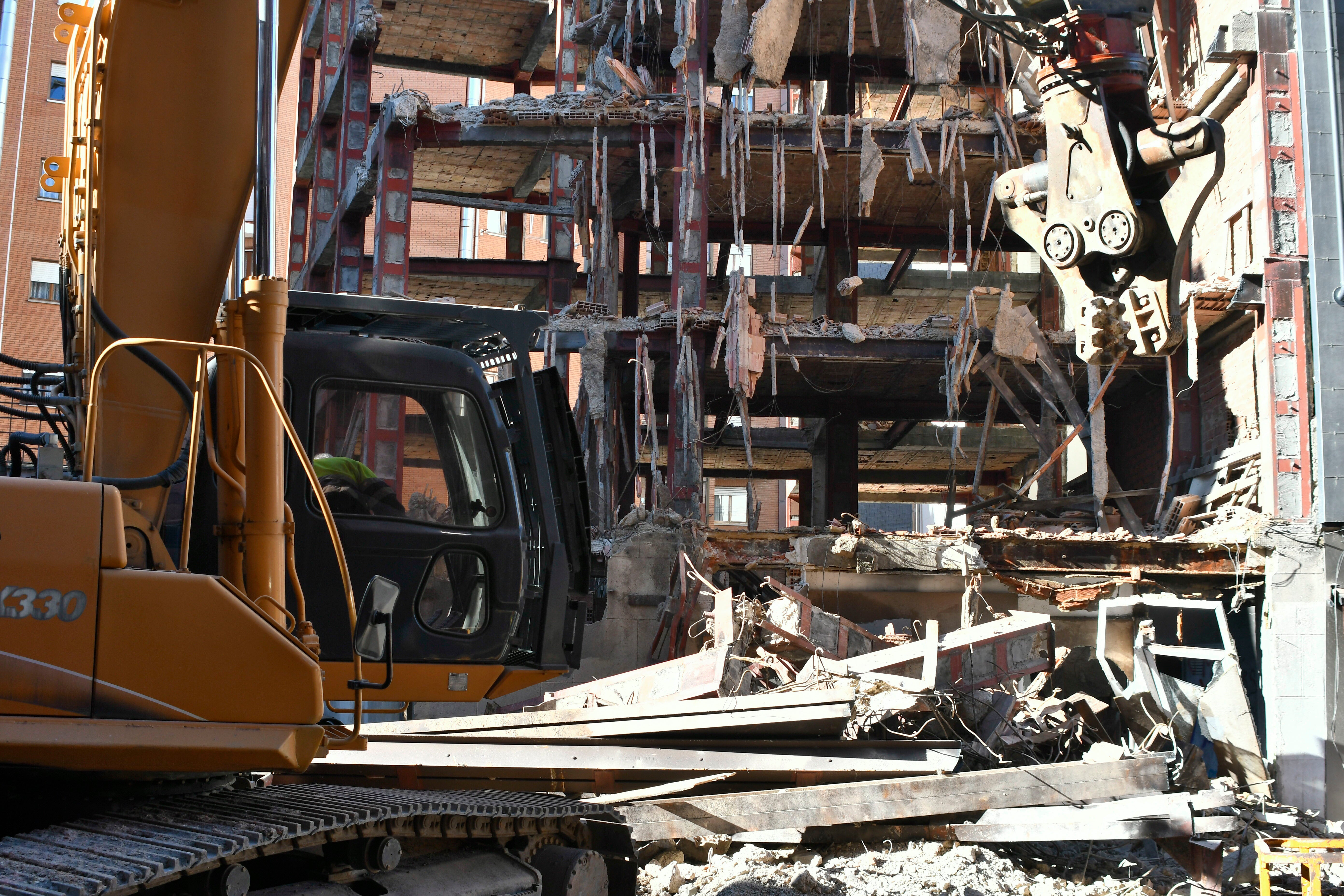 Fotos: Demolición del esqueleto de El Carbayedo