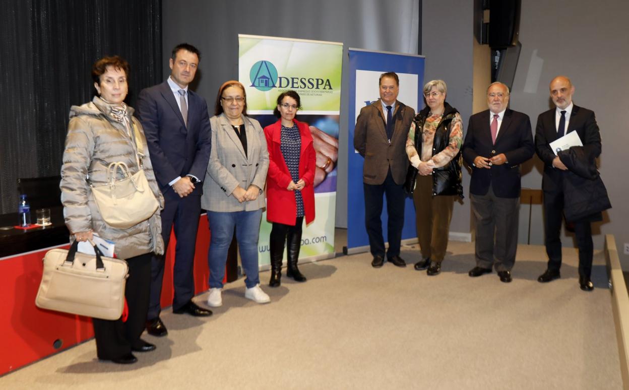 Elvira Vilorio, decana del Colegio de Psicólogos de Asturias; José Antonio Prieto, decano de la Facultad Padre Ossó; Natalia González, concejala de Bienestar Social y Derechos; Ana Fernández Zapico, directora general de Planificación, Ordenación y Adaptación al Cambio; Félix Baragaño, presidente de la Cámara de Comercio de Gijón; María Josefa Fernández, directora general de Cuidados, Humanización y Atención Sociosanitaria; Julio Bobes, catedrático de Psiquiatría, y Antonio Corripio, presidente de ADDESPA, tras la inauguración del IV Congreso Norbienestar. 