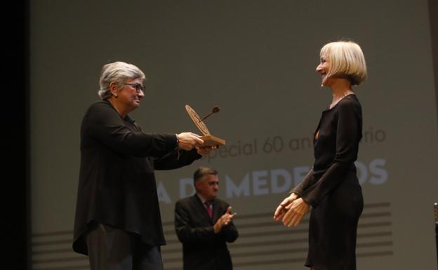 Ana González entrega a De Medeiros su Premio Especial del 60 aniversario. 