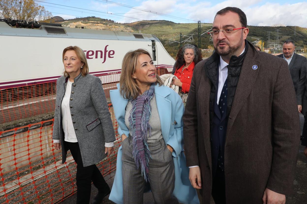 La ministra de Transportes, Raquel Sánchez, acompañada de Adrián Barbón y Delia Losa en Campomanes. 