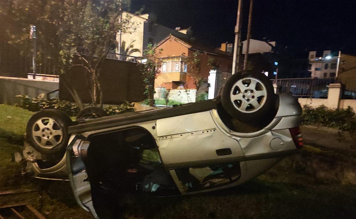Herida grave tras volcar en la rotonda de Ciaño