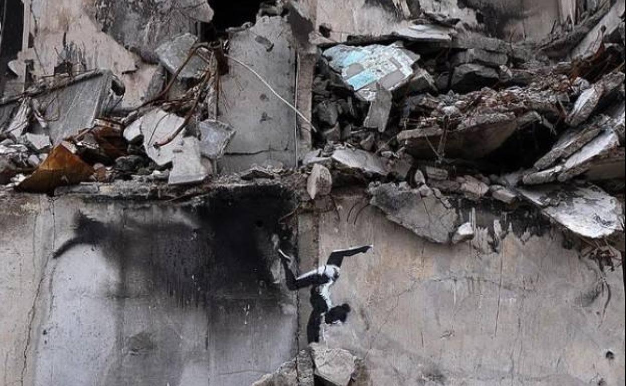 La obra de Banksy en un edificio bombardeado en la localidad ucraniana de Borodyanka. 