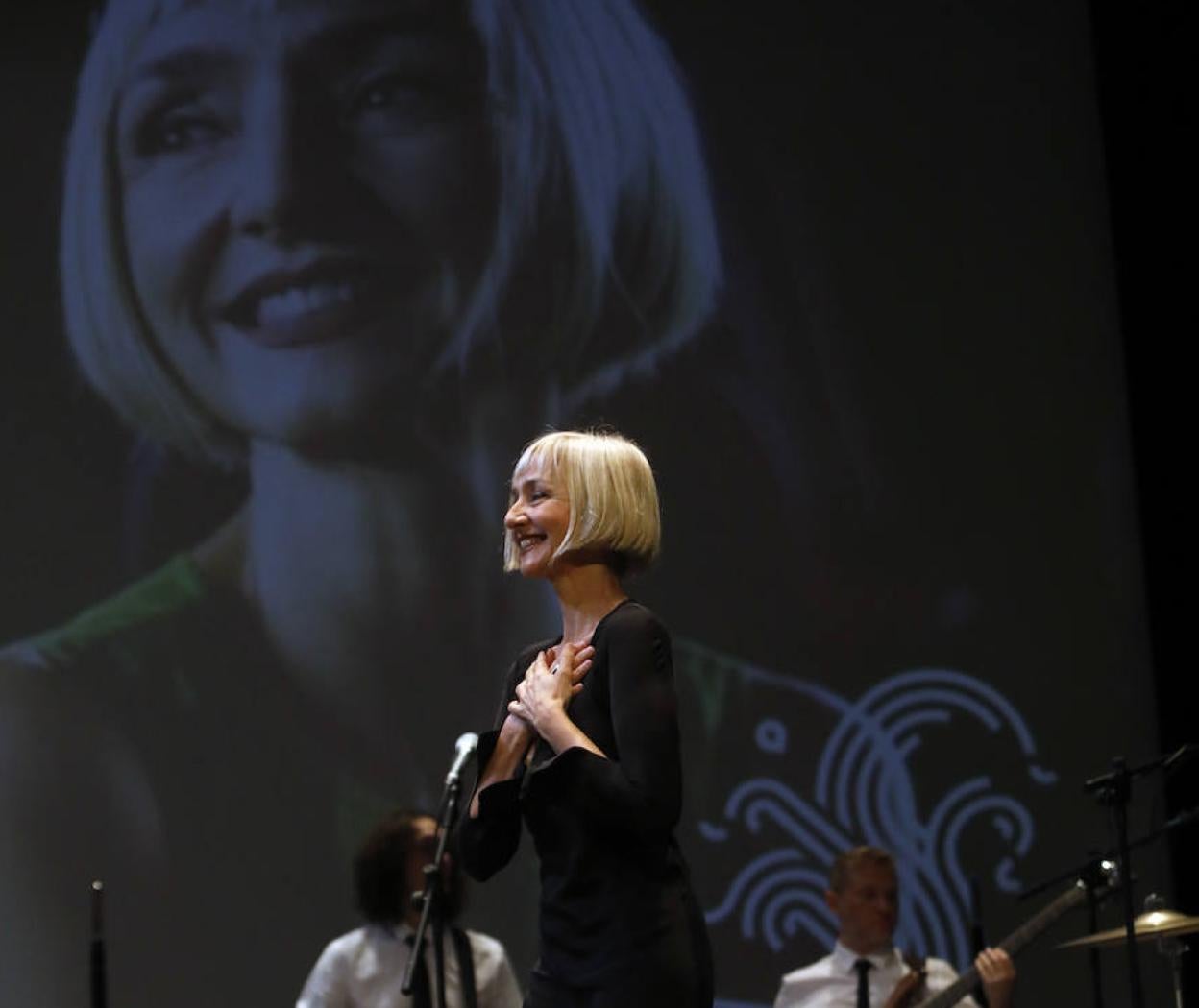 Maria de Medeiros expresa su emoción al recoger el premio del Festival de Cine de Gijón.