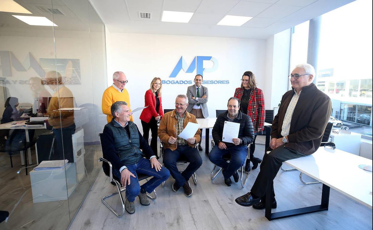 Sentados, Roberto Díaz, Deotino Otero, Remigio Fernández y Eleuterio Álvarez. Detrás, de pie, Celso Miranda, Teresa Alonso, Marco Pintado y Nacha Alustiza, en el despacho de abogados.