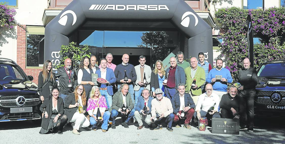 Representantes de bodegas y empresas de gastronomía en La Hacienda de la Llorea Golf con Vanesa Iglesias -de pie, en el centro- coordinadora del certamen por parte de EL COMERCIO. 