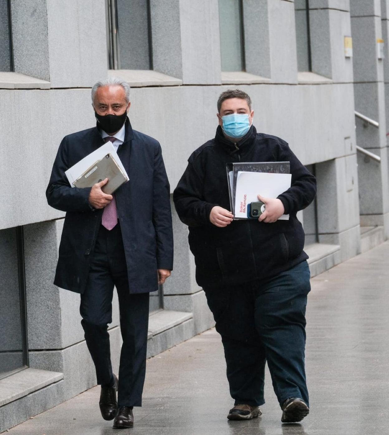 Víctor Rubén Domenech, a la derecha, accede a la Audiencia Nacional acompañado de su abogado. 