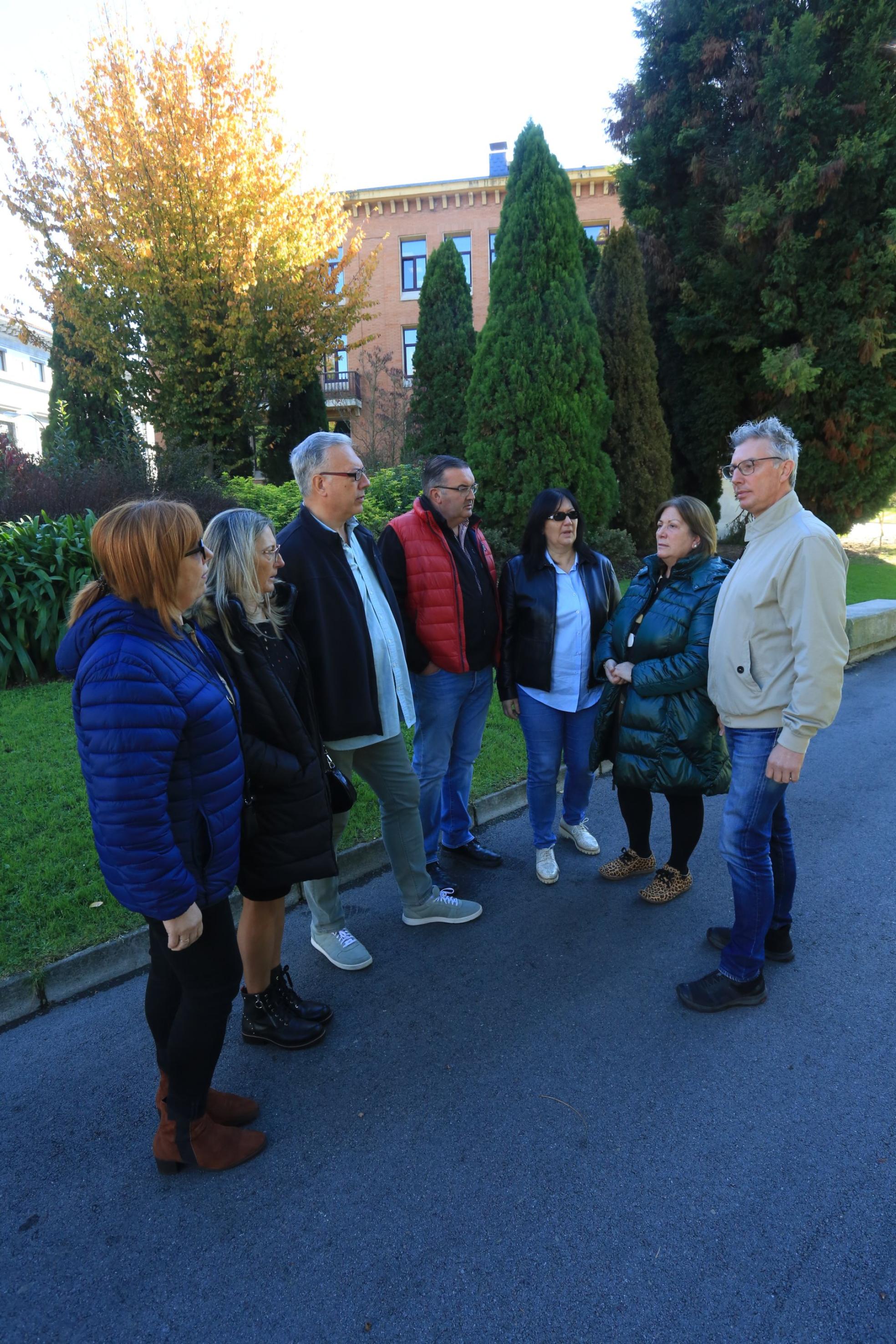 Los hermanos Begoña, Susana. Segismundo, Ángeles, Carmen y Juan Antonio Salazar junto con su cuñado (en el centro de la imagen) tras conocerse el veredicto de culpabilidad. 