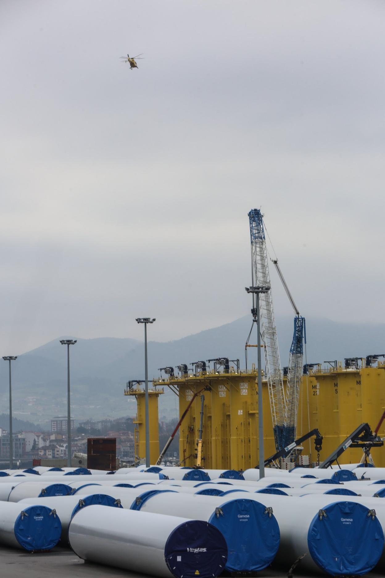 Piezas del sector eólico de Windar Renovables en el puerto de Avilés para su embarque. 